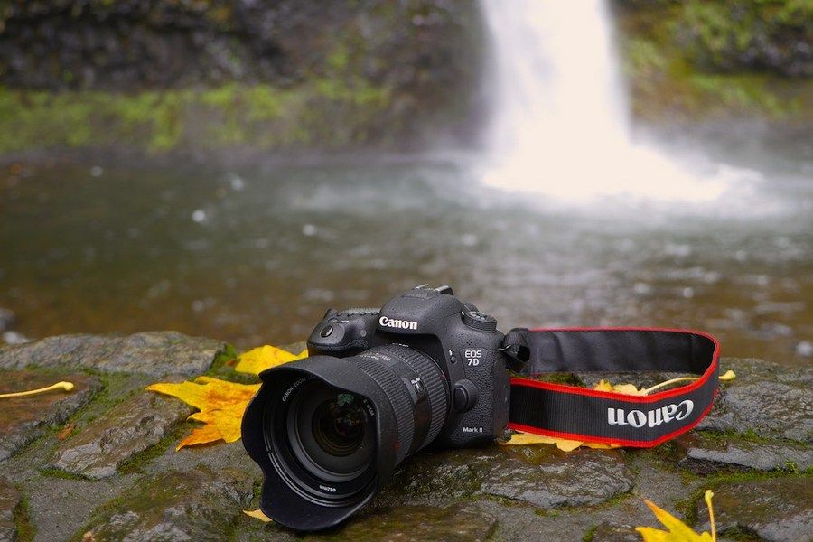 Автоматическая фотокамера делает фотографии высокого разрешения с палитрой 16777216 цветов